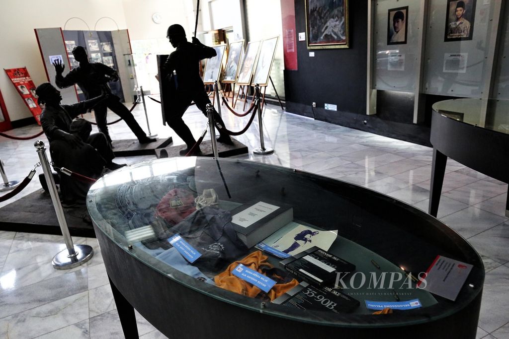 Benda-benda pribadi milik para pejuang reformasi (Hery Hartanto, Hafidhin Royan, Hendriawan Sie, dan Elang Mulia Lesmana) terpajang di Museum Tragedi 12 Mei 1998 di Kampus Trisakti, Grogol, Jakarta, Jumat (13/5/2022). Selain menyimpan benda-benda pribadi, di museum yang diresmikan pada 1999 itu juga dapat melihat patung diorama yang menggambarkan peristiwa Tragedi Trisakti 12 Mei 1998.