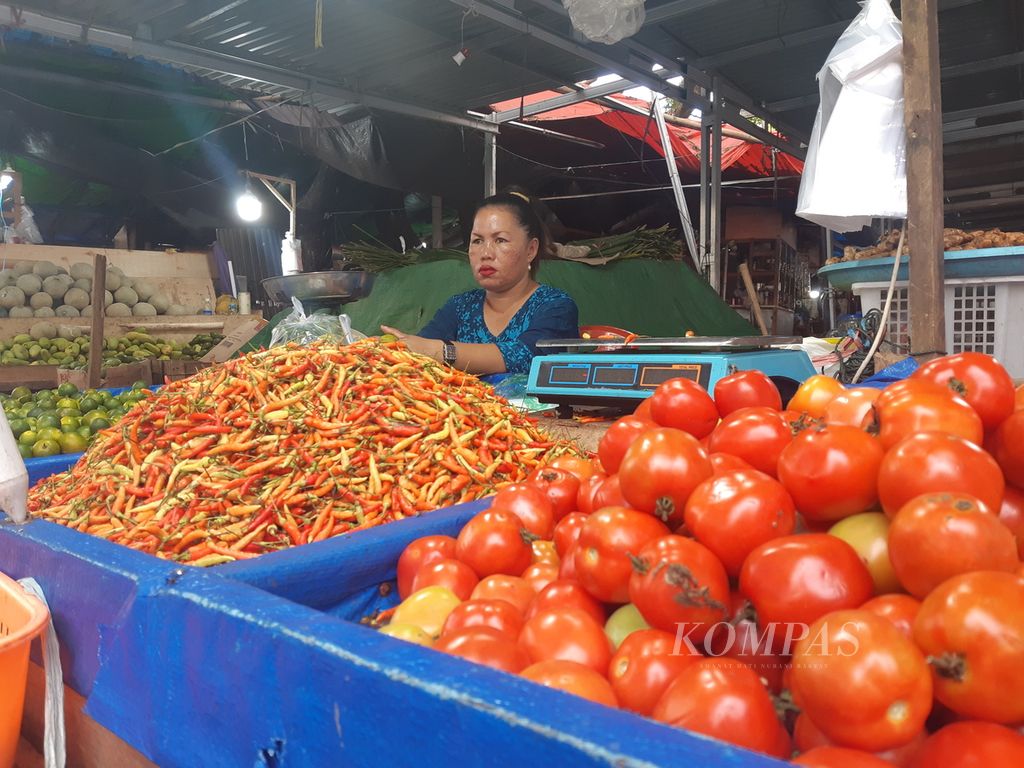 Pedagang menjual cabai rawit dan tomat, Minggu (10/7/2022), di Pasar Bersehati, Manado, Sulawesi Utara. 