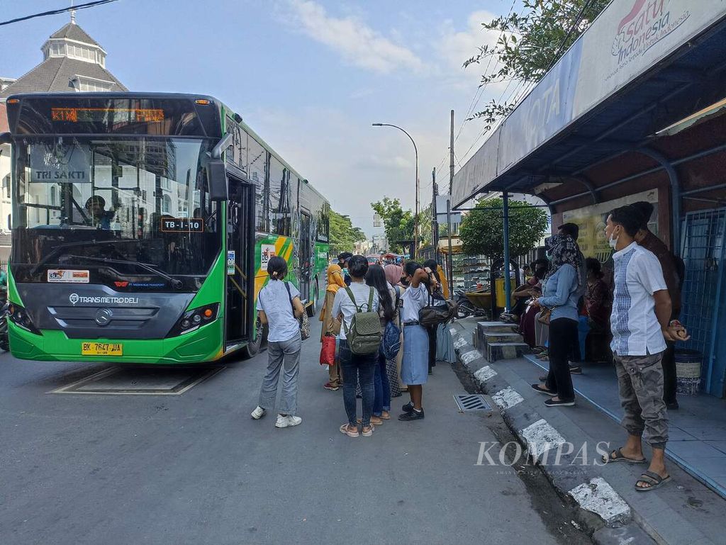 Warga naik bus Trans Metro Deli di Jalan Balai Kota, Medan, Sumut, Senin (12/9/2022). Pemerintah menyiapkan kenaikan tarif angkutan umum menyusul kenaikan harga bahan bakar minyak.