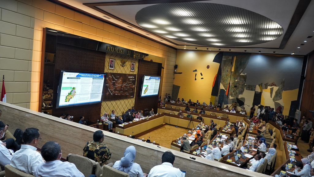Suasana saat digelar rapat kerja terkait revisi Undang-Undang Ibu Kota Negara bersama Komisi II DPR di Ruang Rapat Komisi II DPR RI, Jakarta, Senin (21/8/2023). 