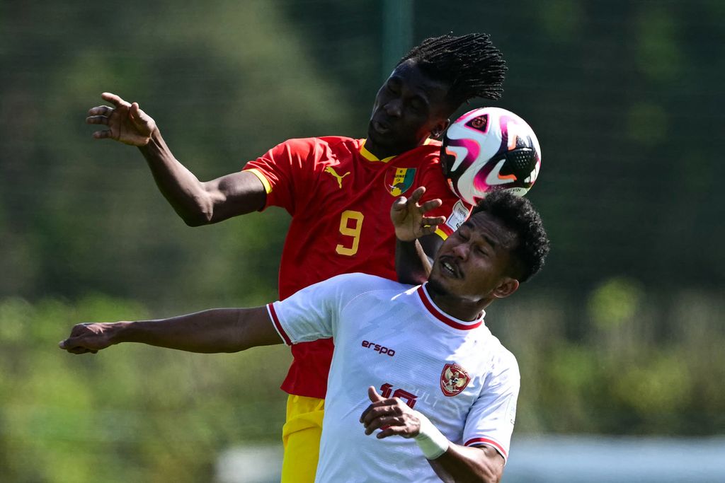 Indonesian U-23 defender, Bagas Kaffa, fights for the ball with Guinea striker, Momo Fanye, in the Paris 2024 Olympic playoff match in Clairefontaine, south of Paris, France, Thursday (9/5/2024). Guinea lead 1-0 and qualify for the 2024 Paris Olympics.