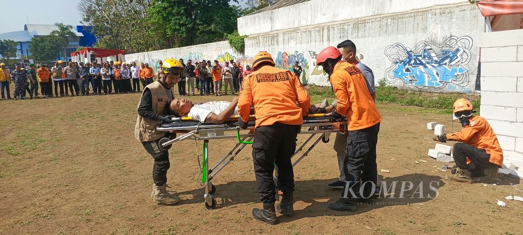 Simulasi penyelamatan korban di reruntuhan bencana dalam apel siaga bencana menghadapi potensi bencana hidrometeorologi, Rabu (8/11/2023), di Lapangan Sepak Bola Buring, Kota Malang. 