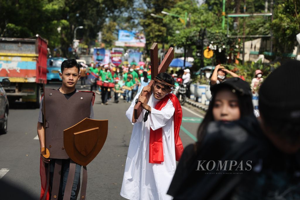Hundreds of residents took part in the Salatiga Christmas Parade on Jalan Diponegoro, Salatiga City, Central Java, Saturday (17/12/2022). The annual tradition of welcoming Christmas was held again after being canceled two years previously due to the pandemic.