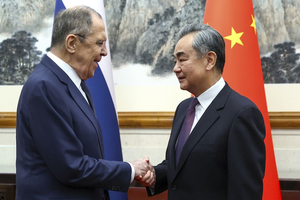 Menteri Luar Negeri Rusia Sergey Lavrov (kiri) dan Menteri Luar Negeri China Wang Yi (kanan) berjabat tangan usai bertemu di Beijing, Selasa (9/4/2024). 