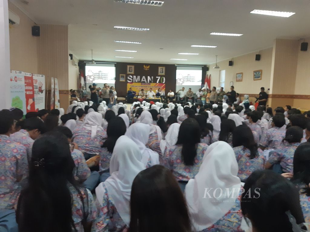 Ratusan siswa SMA Negeri Negeri 70 Jakarta Selatan sedang mendengarkan pemaparan dari sejumlah artis Ibu Kota tentang<i> stop bullying</i> (hentikan perundungan), Selasa (27/2/2024). Kasus perundungan kian marak, terutama di lembaga pendidikan. 