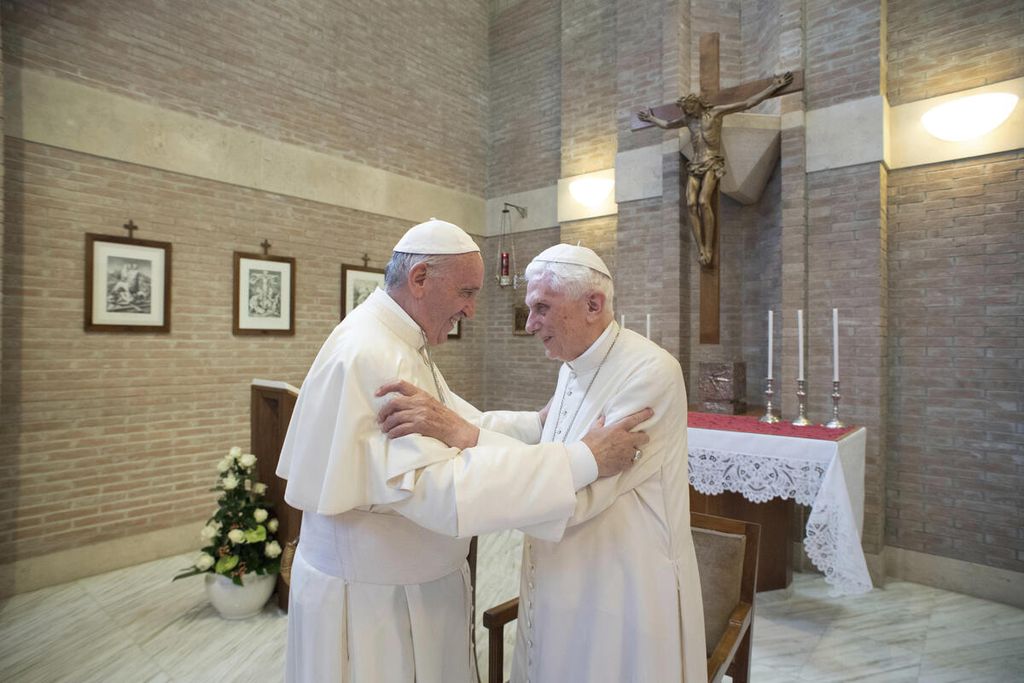 Paus Fransiskus (kiri) dan Paus Emeritus Benediktus XVI di Vatikan pada Juni 2017. Pada 31 Desember 2022, Benediktus XVI meninggal dunia di Vatikan. 