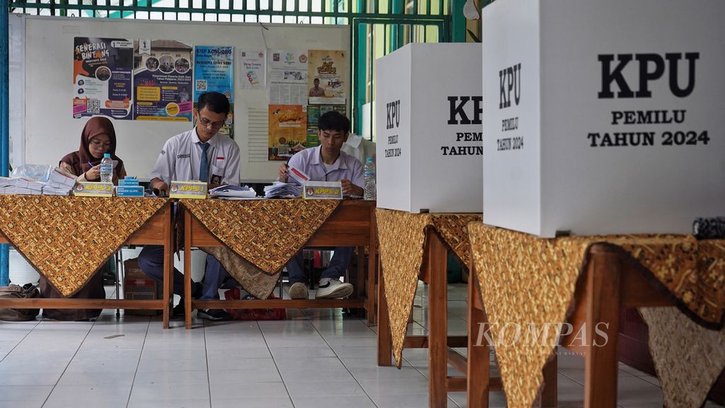 Petugas KPPS di TPS 2 Kelurahan Pabaton, Bogor Tengah, Kota Bogor, Jawa Barat,  menggunakan seragam pelajar di teras SDN Pengadilan 5 Kota Bogor, Rabu (14/2/2024). 