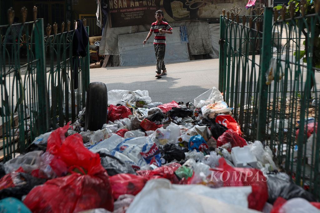 Tumpukan sampah di jalur pedestrian di Jalan Proklamasi, Kecamatan Sukmajaya, Kota Depok, Jawa Barat, Kamis (16/5/2024). Sejumlah tempat di jalan Kota Depok dipenuhi sampah akibat kurangnya kesadaran warga membuang sampah pada tempatnya.