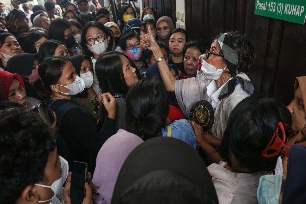 Para pendukung Richard Eliezer berkerumun di depan ruang sidang untuk menyaksikan sidang pembacaan tuntutan terdakwa Putri Candrawathi di Pengadilan Negeri Jakarta Selatan, Rabu (18/1/2023). 