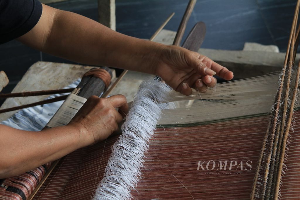 Kamsia Butar-Butar menenun kain ulos berkualitas tinggi di stan Jabu Bonang, Kabupaten Toba, Sumatera Utara, Sabtu (2/3/2024). 
