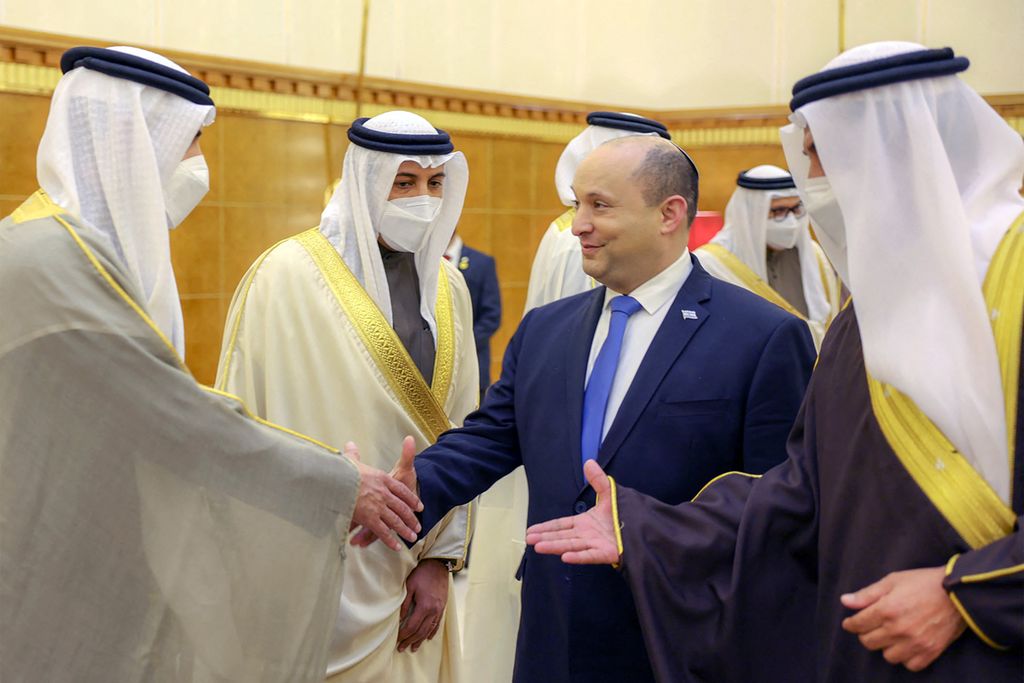 Perdana Menteri Israel Naftali Bennett disambut pejabat Bahrain di Manama, Bahrain, 15 Februari 2022. 