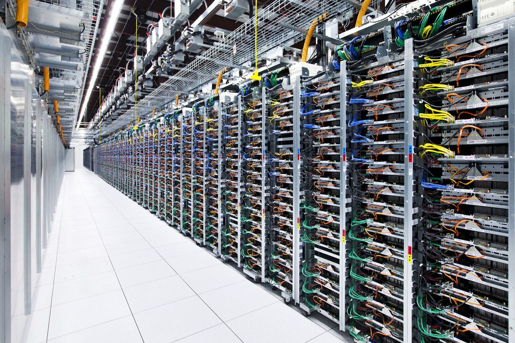 Dalam foto yang diambil pada 26 Januari 2012, tampak barisan <i>server </i>milik Google Cloud Platform (GCP) di Mayes County, Oklahoma, AS.