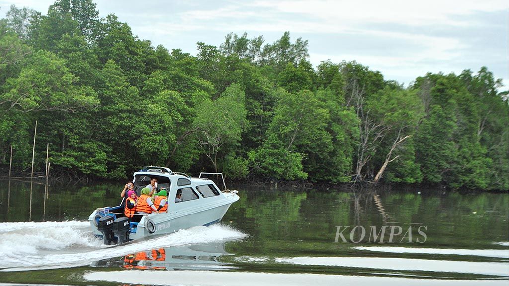 Kota Balikpapan, Kalimantan Timur, memiliki lokasi wisata baru yang dibuka Selasa (28/2), yakni Kampung Warna Warni Teluk Seribu. Wisatawan bisa menyusuri Sungai Somber sambil menikmati hamparan bakau. Di hulu, pengunjung dapat pula melihat kawanan bekantan.