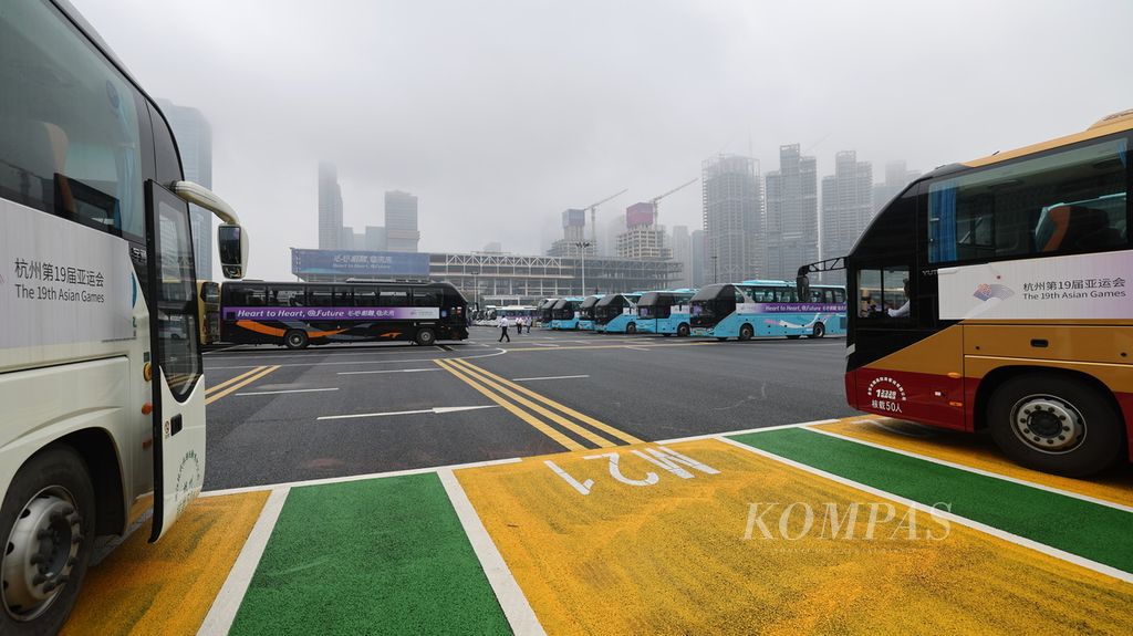 Ratusan bus antre menunggu keberangkatan ke tempat pertandingan Asian Games Hangzhou 2022 di Provinsi Zhejiang, China, Jumat (22/9/2023). Asian Games ke-19 tahun 2022 akan diselenggarakan di enam wilayah di China dengan mempertandingkan 40 cabang olahraga. 
