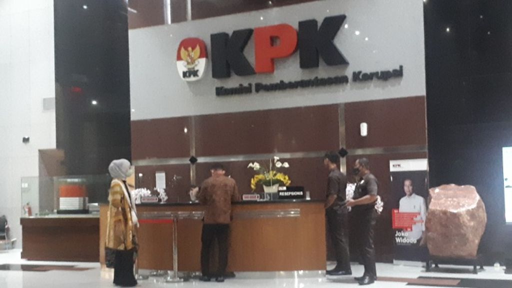 Kepala BPN Jakarta Timur Sudarman Harjasanputra dan istri keluar dari Gedung KPK, Jakarta, Selasa (21/3/2023).