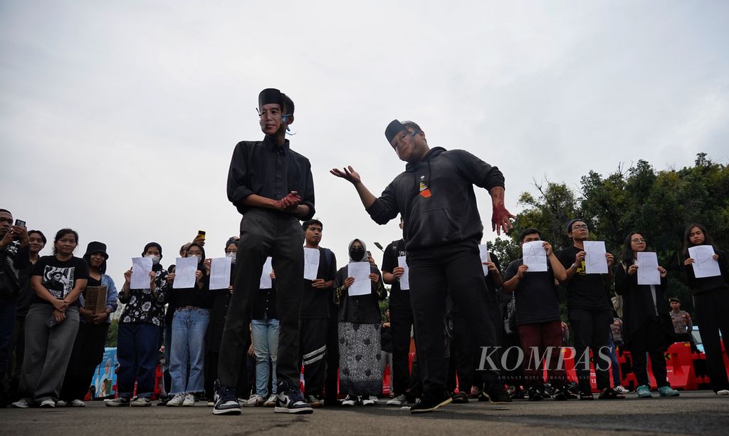 Aksi teatrikal dalam Aksi Kamisan Ke-807 di seberang Istana Merdeka, Jakarta, Kamis (29/2/2024). 