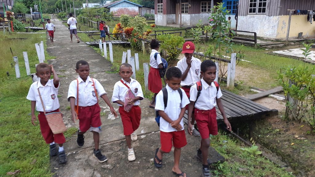 Anak-anak di Kampung Segun, Distrik Segun, Kabupaten Sorong, Papua Barat, berangkat sekolah dengan berjalan kaki, Selasa (21/9/2021). Masyarakat di Distrik Segun mengandalkan hidupnya dari hasil hutan dan perikanan.