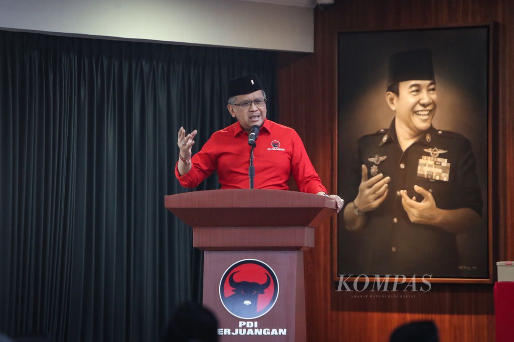 Sekretaris Jenderal PDI-P Hasto Kristiyanto berbicara dalam pelatihan juru kampanye tingkat nasional untuk menghadapi Pemilu 2024 di Sekolah Partai DPP PDI-P, Jakarta, Sabtu (5/8/2023). 