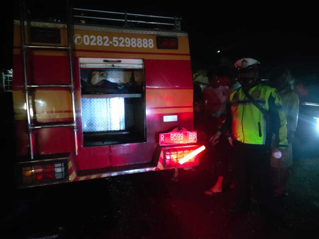 Mobil pemadam kebakaran menabrak sepeda motor di Kroya, Cilacap, Jawa Tengah, Rabu (9/2/2022) malam.