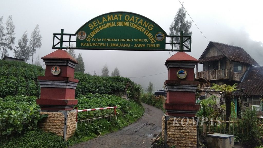 Suasana gapura masuk jalur pendakian Gunung Semeru di Desa Ranupani, Kecamatan Senduro, Kabupaten Lumajang, Jawa Timur, 27 Februari 2022, tampak lengang.
