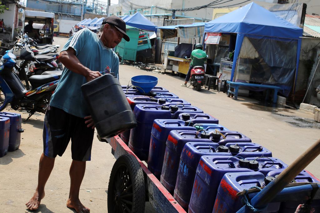 Minimnya air bersih di utara Jakarta membuat sebagian orang melihat itu sebagai bentuk peluang usaha. Datang dari luar wilayah Jakarta sejak belasan tahun lalu mereka menjajakan air bersih di kawasan Muara Angke. Perputaran ekonomi pada bisnis ini berkisar Rp. 150.000,00 dalam satu hari dan satu gerobaknya. 