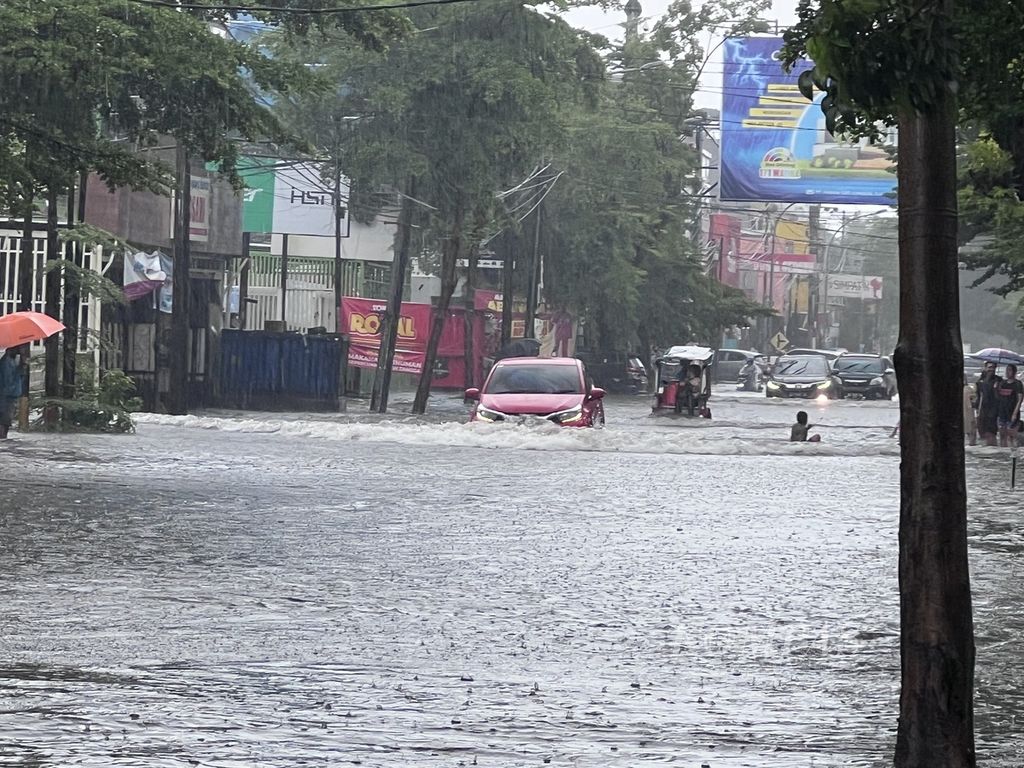 Kawasan Jalan Cendrawasih masih tergenang banjir, Senin (13/2/2023). Hujan deras yang turun sejak Senin dini hari memicu banjir di sebagin besar wilayah di Makassar.