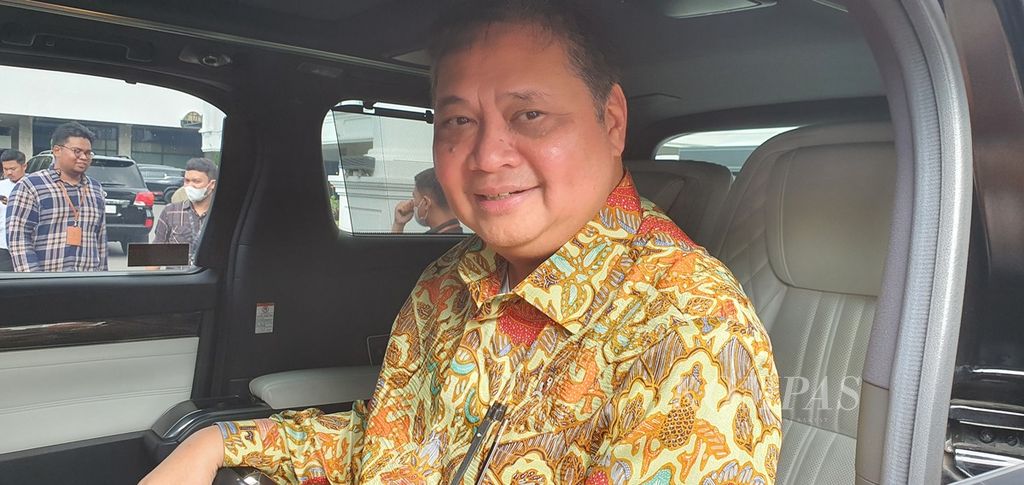 Ketua Umum Partai Golkar yang juga Menteri Koordinator Bidang Perekonomian Airlangga Hartarto memberikan keterangan dalam sesi wawancara cegat di Kompleks Istana Kepresidenan, Jakarta, Senin (18/3/2024).