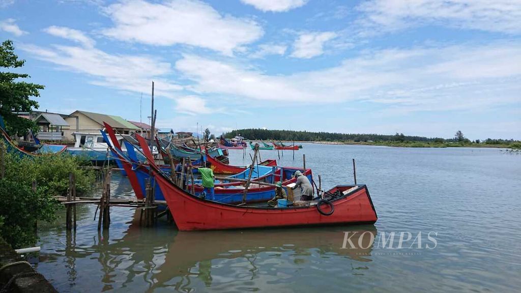Para nelayan tradisional bersiap melaut di Kabupaten Aceh Besar, Aceh, Kamis (10/3/2022).
