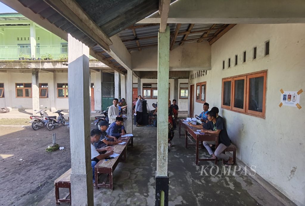 Suasana pemilihan langsung kepala dusun di Madrasah Ibtidaiyah Nahdlatul Wathan Kwang Jukut, Desa Pringgarata, Kabupaten Lombok Tengah, Nusa Tenggara Barat, Sabtu (18/3/2023). Pemilihan terbuka secara langsung mengajarkan warga di dusun tersebut untuk berdemokrasi.