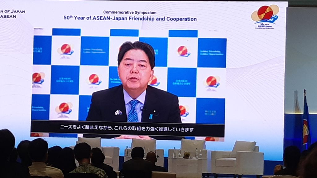 Menteri Luar Negeri Jepang Yoshimasa Hayashi menyampaikan sambutan secara daring dalam rangka acara pembukaan rangkaian perayaan 50 tahun hubungan Jepang dengan ASEAN. Acara dilaksanakan di Jakarta, Senin (13/2/2023).