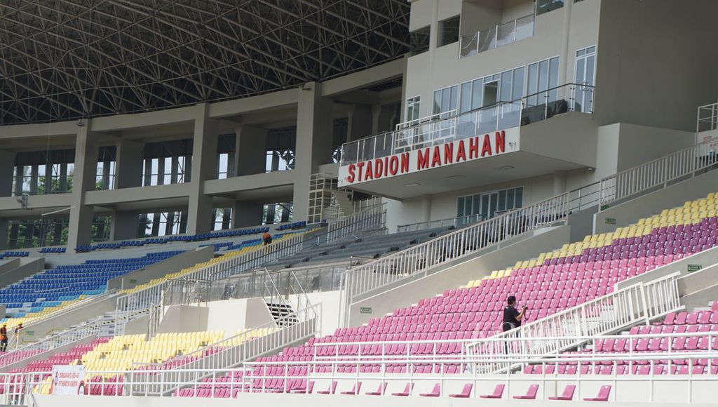 Suasana pengerjaan renovasi untuk gelaran Piala Dunia U-20 di Stadion Manahan, Kota Surakarta, Jawa Tengah, Senin (21/3/2023). 