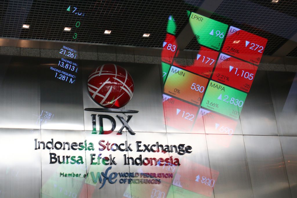 Pergerakan indeks saham pada layar elektronik di lobi Gedung Bursa Efek Indonesia, Jakarta, Jumat (21/10/2022). 