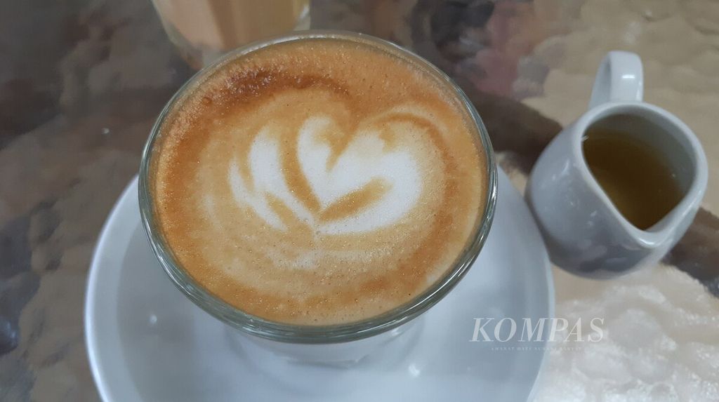 Kopi Bali yang dikenal memilik citarasa khas. Secangkir kopi yang disajikan di toko kopi Bhineka Djaja di kawasan Jalan Gajah Mada, Kota Denpasar, Rabu (4/5/2022).
