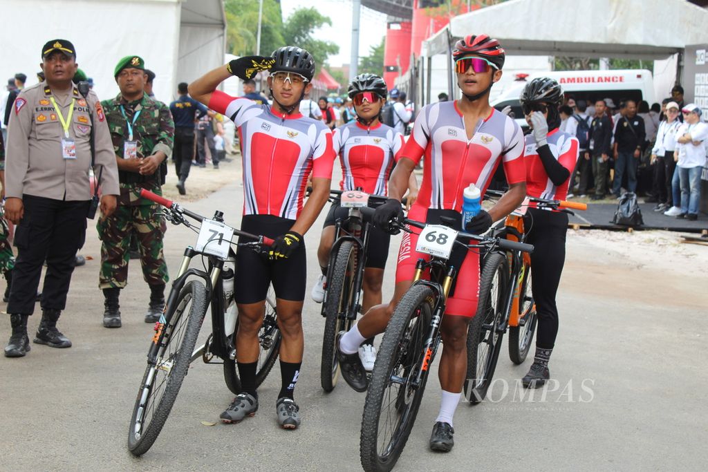 Tim balap sepeda Indonesia berpose sebelum berlaga dalam Union Cycliste Internationale (UCI) Eliminator World Championship 2023 di Kota Palangkaraya, Kalteng, Minggu (12/11/2023), kategori elite putra dan putri.