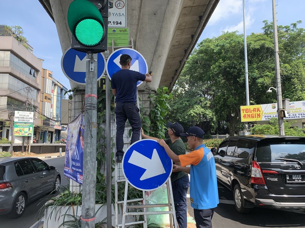 Pemasangan rambu petunjuk penggunaan ruas jalan di simpang Santa, Kebayoran Baru, Jakarta Selatan, Selasa (18/4/2023).