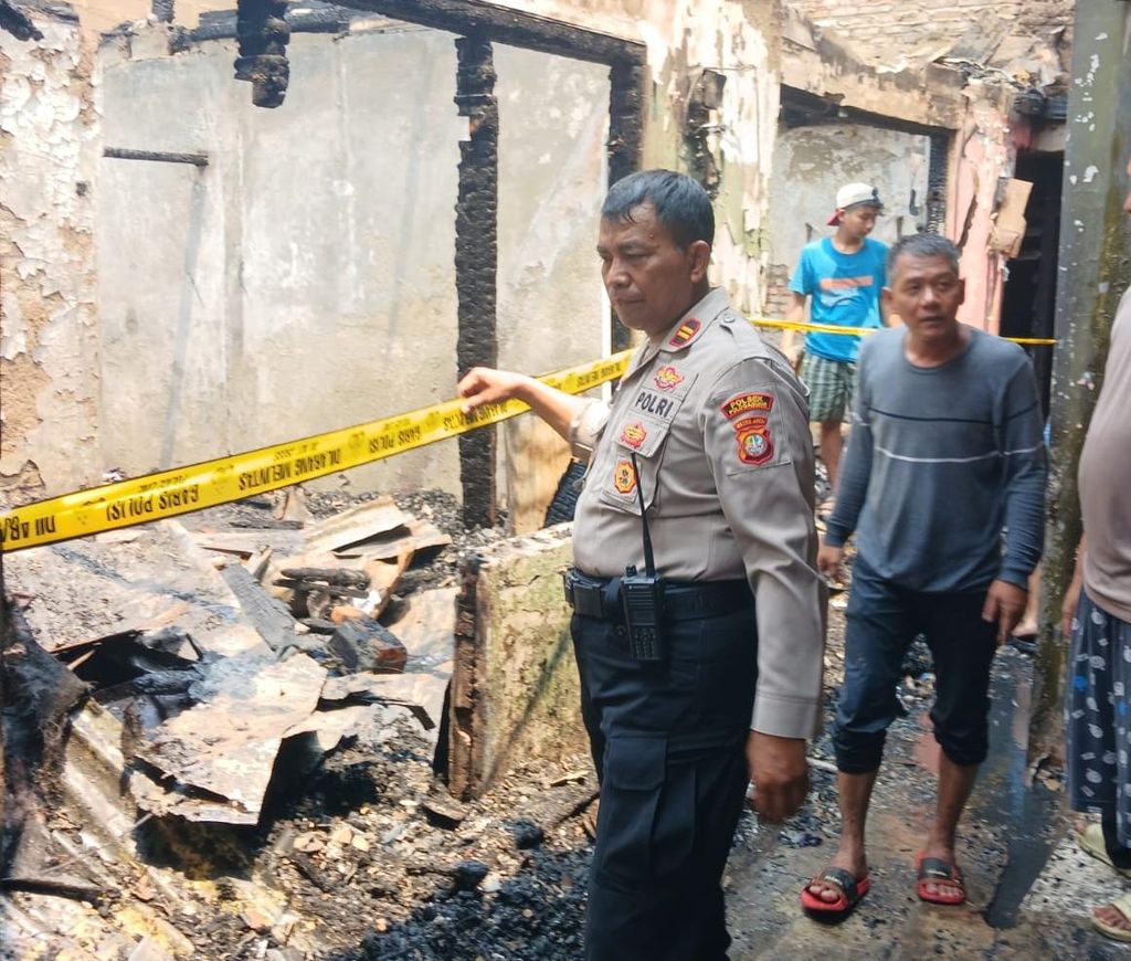 Kebakaran melahap 11 rumah warga di kawasan Cipinang Baru Bunder, Pulogadung, Jakarta Timur, Jumat (20/9/2024). Akibat kejadian ini, tiga anak balita tewas. Dugaan sementara, kebakaran disebabkan oleh korsleting listrik.