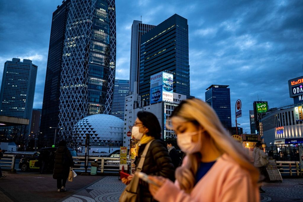 Kawasan Shinjuku, Tokyo pada Januari 2022. Di salah satu pusat keramaian Jepang itu ada kamar-kamar kos ukuran 9 meter persegi yang disewa pekerja muda dan lajang. Di kawasan Shinjuku, harga sewa kamar ukuran 20 meter persegi rata-rata 190.000 yen atau Rp 20,9 juta per bulan.