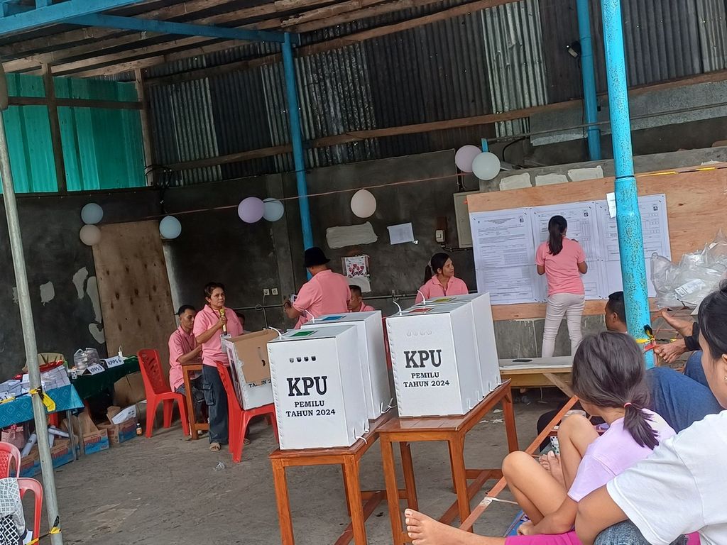Perhitungan perolehan suara sementara Pemilihan Presiden dan Pemilihan Legislatif 2024 di Tempat Pemungutan Suara 16 di Kelurahan Naimata, Kota Kupang, Rabu (14/2/2024). 