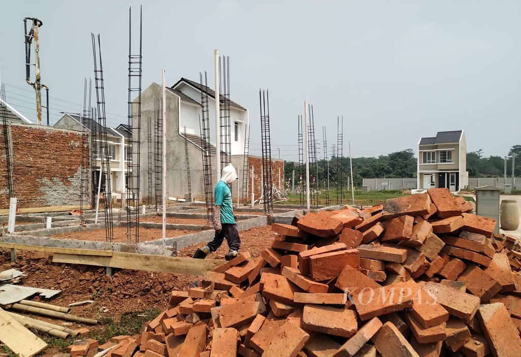 Aktivitas pekerja di proyek pembangunan perumahan di kawasan Gunung Sindur, Bogor, Jawa Barat, Selasa (20/8/2019). Perumahan tapak tumbuh di daerah pinggiran Jakarta karena ketersediaan lahan dan harga yang masih terjangkau.