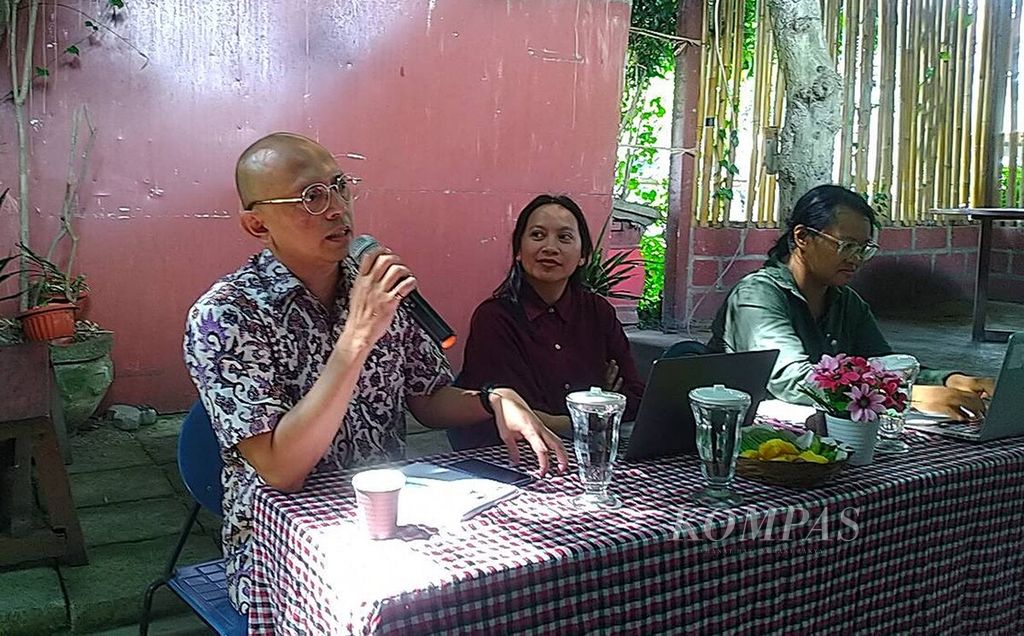 ICW bersama Balebengong mengadakan diskusi tentang korupsi serangkaian program Sekolah Antikorupsi (Sakti) di Kota Denpasar, Bali, Sabtu (17/2/2024). Chief of Party USAID Media Project Internews Indonesia Eric Sasono (kiri) hadir dalam diskusi tersebut.