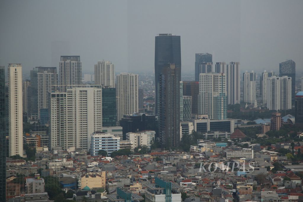 Lanskap Kota Jakarta yang dipenuhi dengan gedung bertingkat, Rabu (28/2/2024). Berdasarkan data Badan Pusat Statistik, pada 2023, perekonomian Indonesia tumbuh 5,05 persen secara tahunan. Capaian ini lebih rendah dari pertumbuhan ekonomi pada 2022 yang menyentuh 5,31 persen.