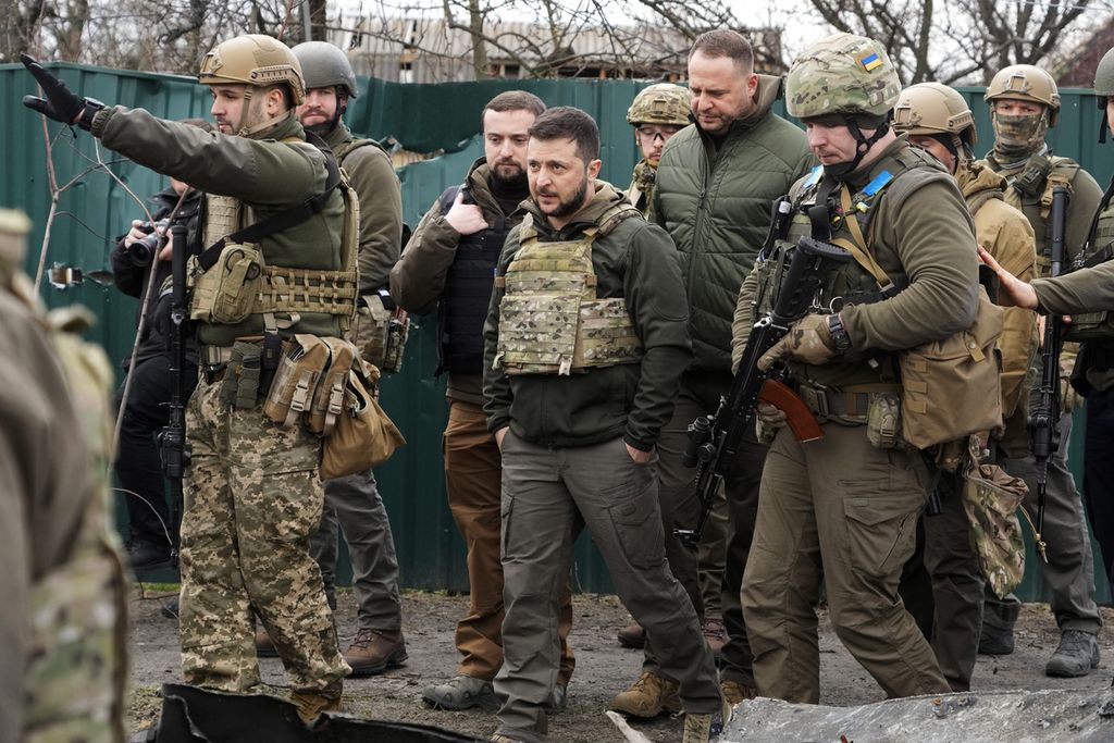 Presiden Ukraina Volodymyr Zelenskyy mengunjungi lokasi pertempuran di Bucha, luar kota Kyiv, Ukraina, 4 April 2022. 