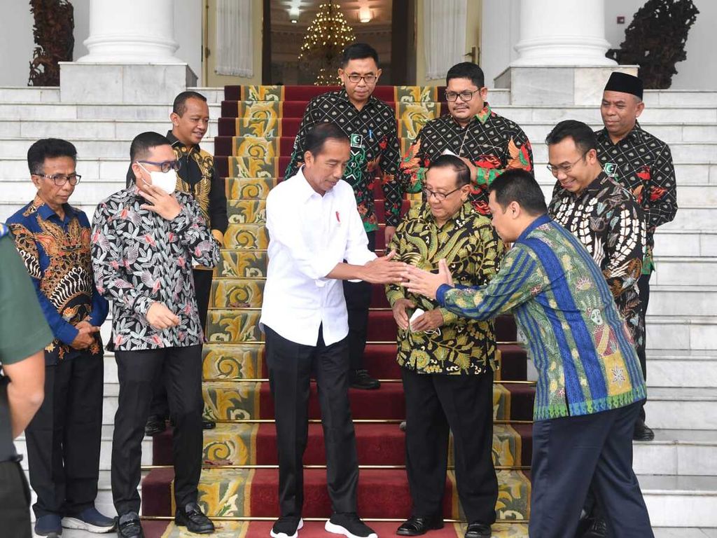 Presiden Joko Widodo berfoto dengan beberapa perwakilan KAHMI di Istana Kepresidenan Bogor, Jawa Barat, Jumat (30/9/2022).