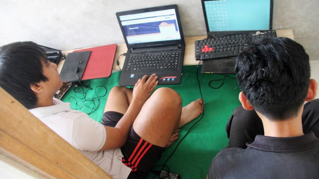 Sejumlah warga bekerja di depan laptop untuk mendapatkan penghasilan dari iklan di internet, Jumat (3/11), di Kampung Menowo, Kelurahan Kedungsari, Kota Magelang, Jawa Tengah. Kampung Menowo dikenal sebagai Kampung Blogger karena banyak warganya yang berusaha mendapatkan penghasilan dari internet, termasuk dengan mengelola blog.