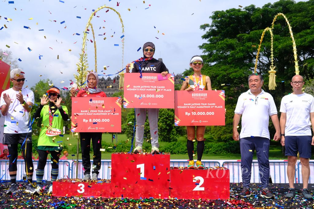 Para pemenang lomba lari Tilik Candi Borobudur Marathon 2022 Powered by Bank Jateng kategori putri saat upacara pemberian hadih di Taman Lumbini, Kompleks Candi Borobudur, Magelang, Jawa Tengah, Minggu (12/11/2022). Sebanyak 4.552 pelari mengikuti lomba lari dengan jarak 21.097 kilometer atau separuh marathon. Para pemenang tersebut berturut-turut Ai Kusmiati, Yulia, dan Risa Wijayanti. 