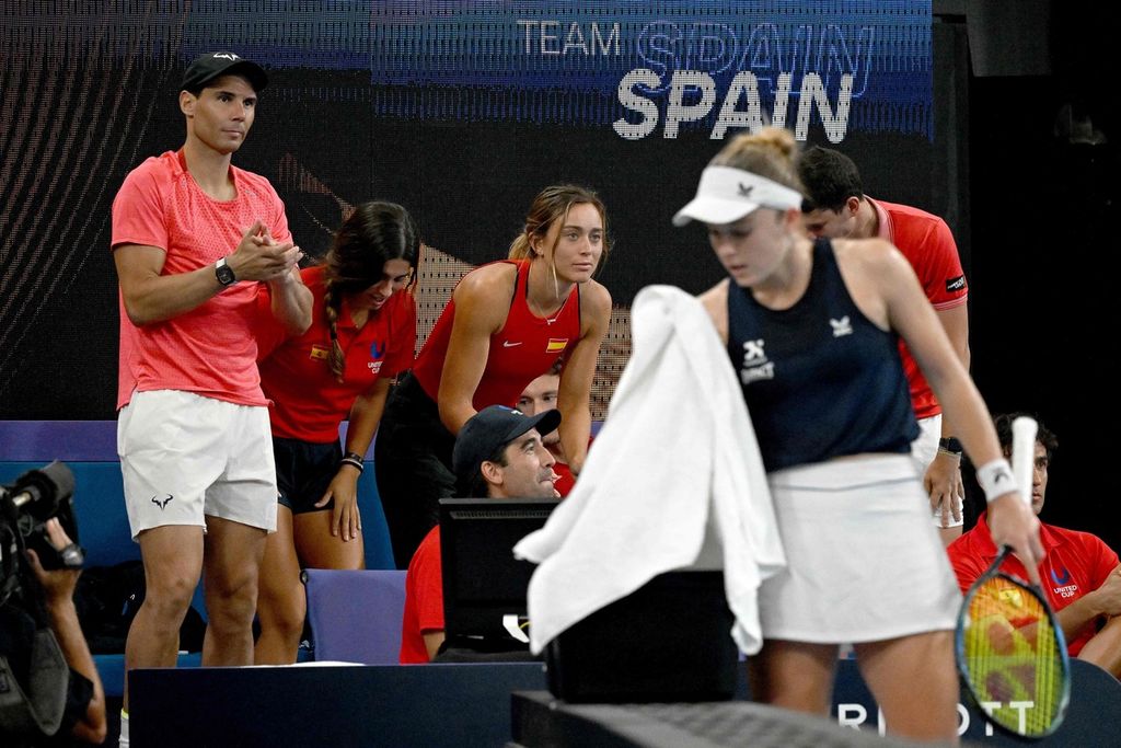 Rafael Nadal (kiri) dan rekan setimnya memberi dukungan pada Nuria Parrizas-Diaz (kanan) yang berlaga melawan tunggal putri Inggris Raya, Katie Swan, pada laga tunggal putri Piala United antara Spanyol dan Inggris Raya di Sydney, Australia, Sabtu (31/12/2022). 