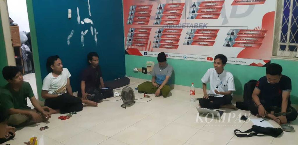 Sejumlah mahasiswa yang tergabung dalam Forum Mahasiswa Madura (Formad) Jabodetabek, mengikuti acara Ngaji Ramadhan di markas Formad di Ciputat, Tangerang Selatan, Selasa ( 28/3/2023) malam selepas tarawih.