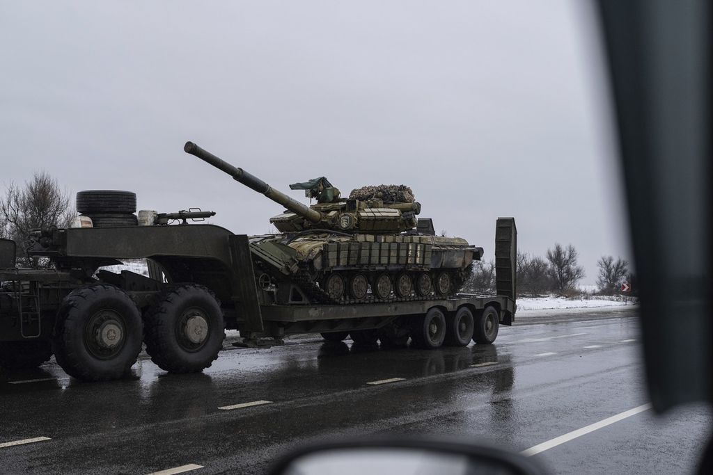 Tentara Ukraina memindahkan tank ke Ukraina Timur pada Selasa (8/2/2022). Ketegangan dengan Rusia memaksa Kiev menempatkan pula hampir separuh dari 209.000 tentaranya di Ukraina Timur.