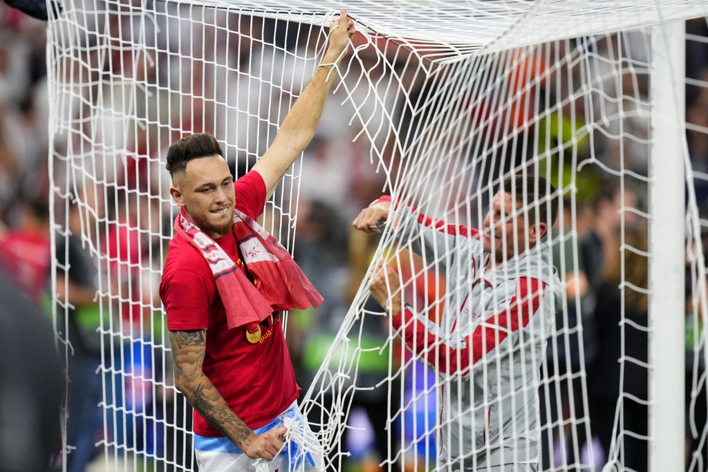 Penyerang Sevilla, Lucas Ocampos, mengoyak jala gawang sebagai ekspresi kegembiraan menjuarai Liga Europa musim 2022-2023 pada final, Kamis (1/6/2023) dini hari WIB di Arena Puskas, Budapest, Hongaria. Mereka mengalahkan AS Roma melalui adu penalti, 4-1.