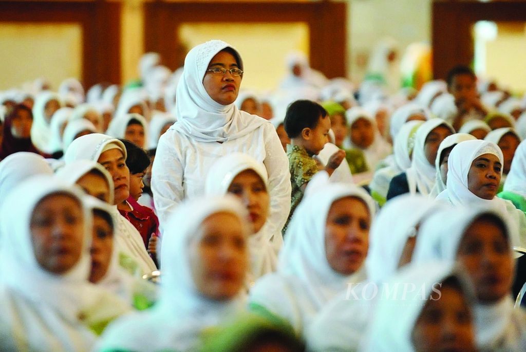Ribuan anggota Fatayat Nahdlatul Ulama (NU) mengikuti peringatan hari lahir ke-61 Fatayat NU, di Jakarta, Senin (20/6). Fatayat NU adalah sebuah organisasi pemudi (wanita muda) Islam yang merupakan salah satu lembaga otonom di lingkungan NU. Didirikan di Surabaya pada 24 April 1950. 